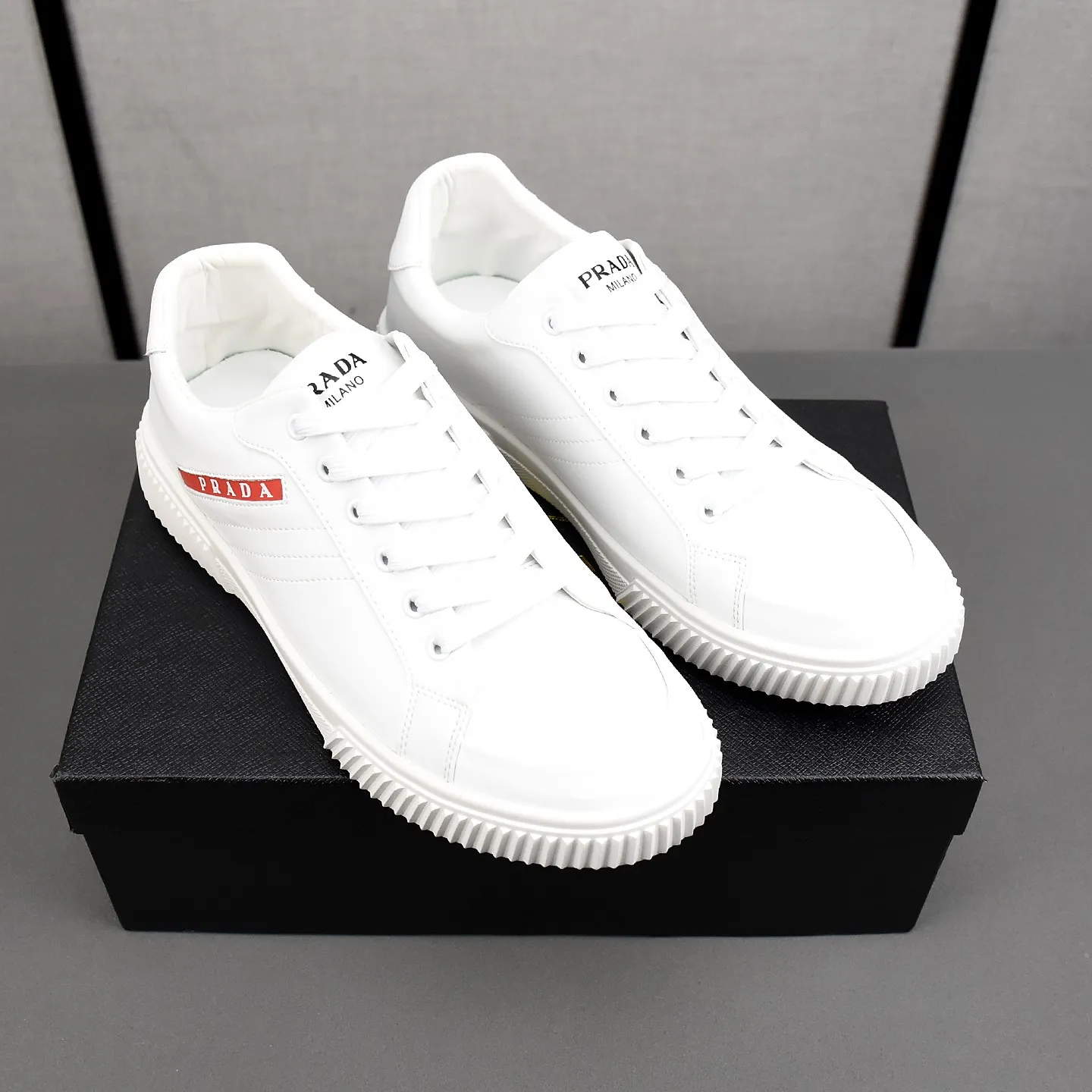 PP420👟👟👟Prada set off the audience! Prada, an international brand that is constantly innovating, this men's casual shoe, the original version, made of cowhide leather at a ratio of one to one at the store, with leather feet and rubber non-slip outsole, breathable and comfortable, quality speaks for itself👄38-44